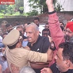 कानपुर में सपा का प्रदर्शन: आगे-आगे विपक्षी नेता...पीछे भागी पुलिस 01
