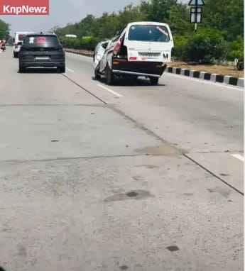 हालत खराब फिर भी सड़क पर बेधड़क दौड़ती रही कबाड़ बनी कार