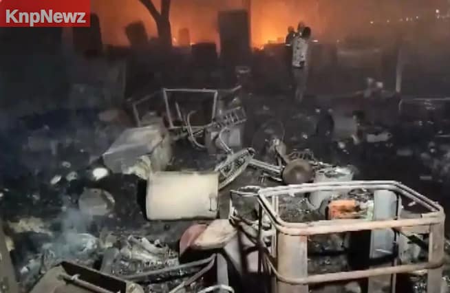 लखनऊ अग्निकांड में 250 झुग्गियां राख, एक के बाद एक फटे सिलेंडर 8 लखनऊ अग्निकांड में 250 झुग्गियां राख, एक के बाद एक फटे सिलेंडर