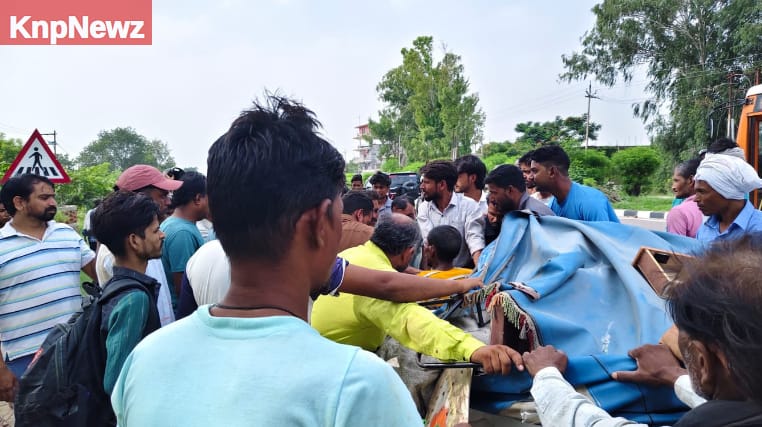 24 घंटे में दूसरा हादसा, खड़े ट्रक से टकराया ई-ऑटो, हाईवे पर अवैध पार्किंग बनी वजह 6 24 घंटे में दूसरा हादसा, खड़े ट्रक से टकराया ई-ऑटो, हाईवे पर अवैध पार्किंग बनी वजह