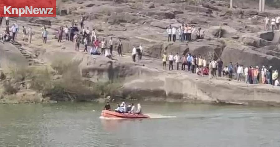 नदी किनारे चप्पल-मोबाइल देख उड़े होश, गहरे पानी में समा गए कॉलेज के 5 दोस्त 6 नदी किनारे चप्पल-मोबाइल देख उड़े होश, गहरे पानी में समा गए कॉलेज के 5 दोस्त