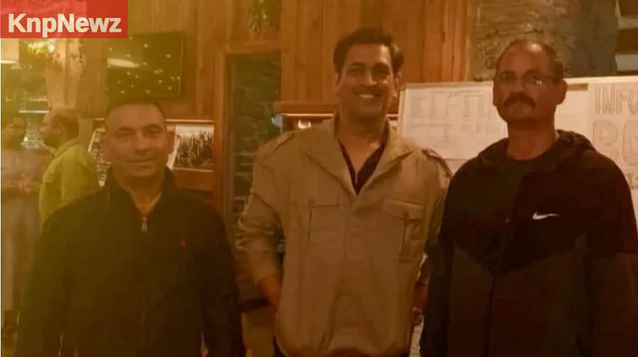 मसूरी में धोनी का सादगी भरा अंदाज़, फैंस के साथ खिंचवाई फोटो और दिए ऑटोग्राफ 6 मसूरी में धोनी का सादगी भरा अंदाज़, फैंस के साथ खिंचवाई फोटो और दिए ऑटोग्राफ