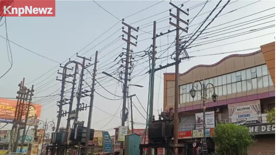 इंजीनियर साहब! इतनी भी सुध नहीं आई, हाईटेंशन लाइन के नीचे स्ट्रीट लाइट 8 इंजीनियर साहब! इतनी भी सुध नहीं आई, हाईटेंशन लाइन के नीचे स्ट्रीट लाइट