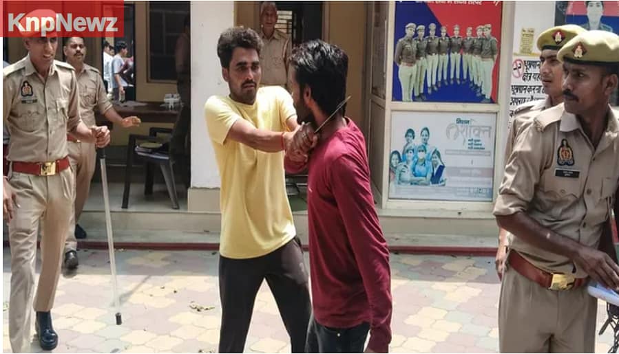 युवक ने थाने पहुंचकर छुरी निकाली और अपनी गर्दन पर रख ली 6 युवक ने थाने पहुंचकर छुरी निकाली और अपनी गर्दन पर रख ली